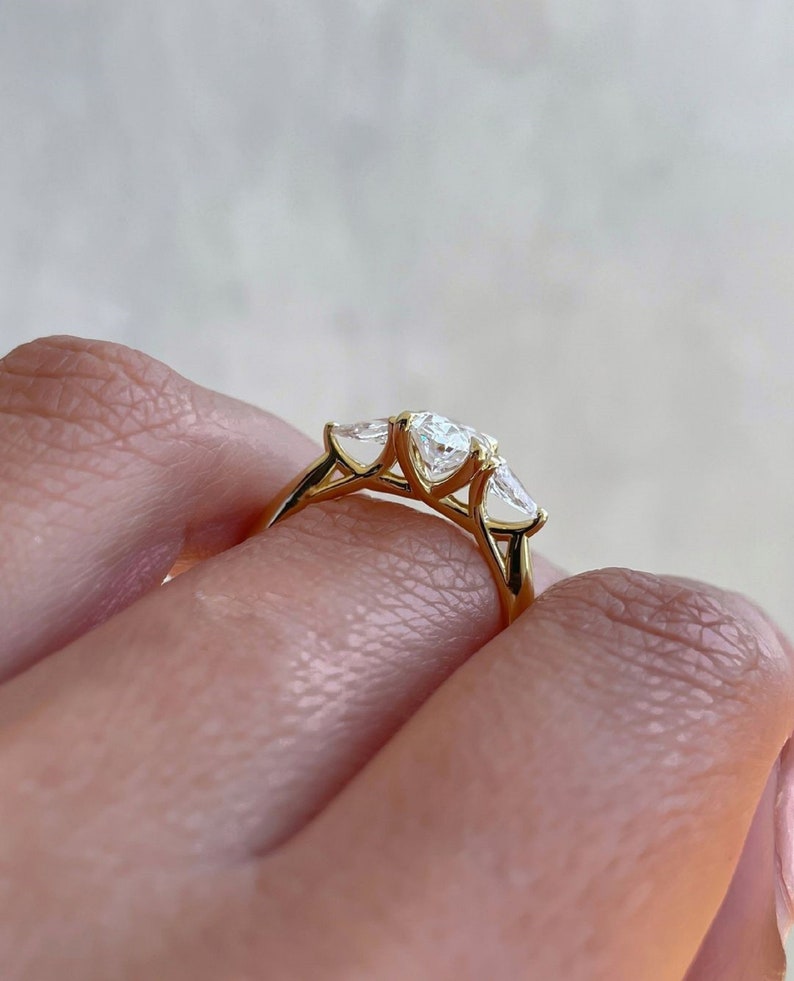 1.0 CT Oval & Pear Moissanite Engagement Ring