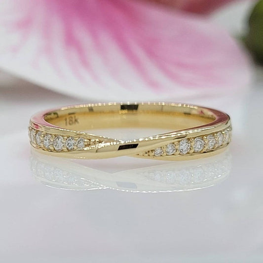 Twisted Moissanite Wedding Band – Elegant Design for Her