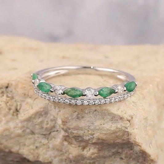 Brilliant Round Moissanite With Green Marquise Weding Ring