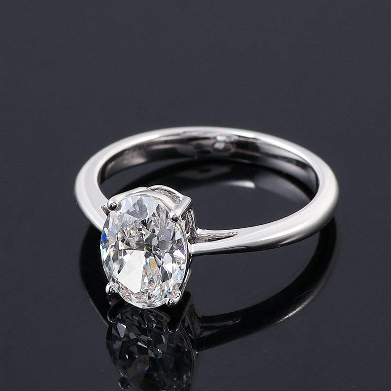 2.1 Ct Oval Moissanite Enagagement Ring