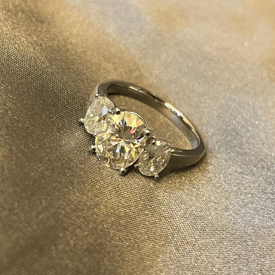 2.0 CT Oval Moissanite Engagement Ring