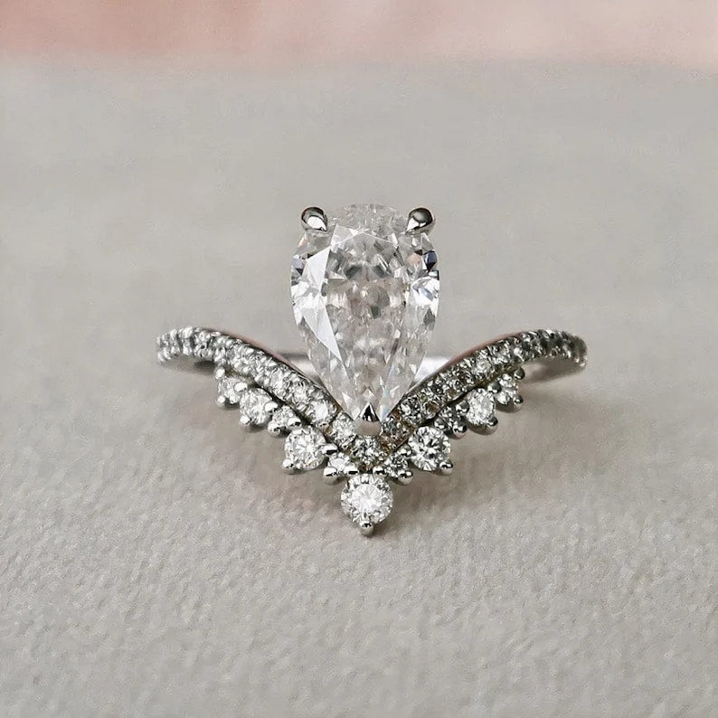 2.0 Ct Pear Moissanite Wedding Ring