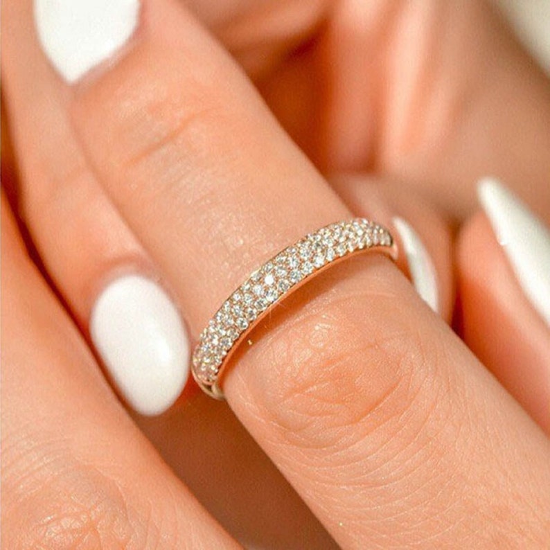 Beautiful Round Moissanite Promise Band