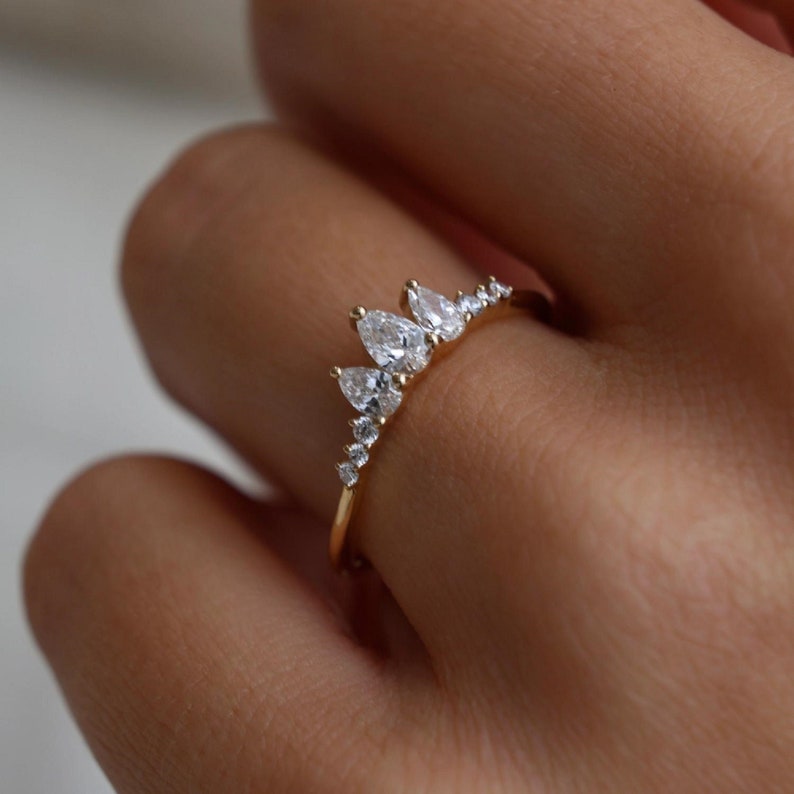 Beautiful Pear Moissanit With Round Promise Ring