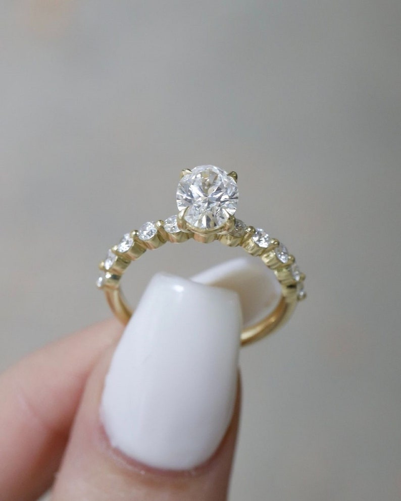 2.10 Ct Oval Moissanite Enagement Ring