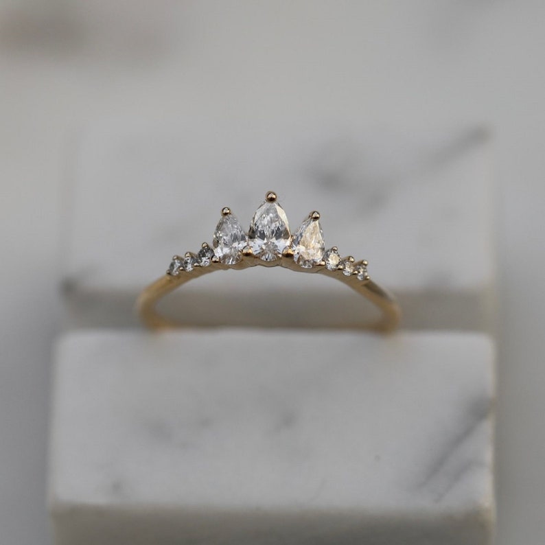 Beautiful Pear Moissanit With Round Promise Ring