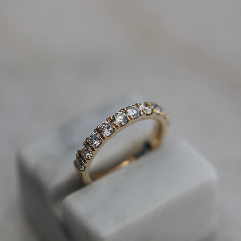 Brilliant Round Moissanite Enagement Wedding Band