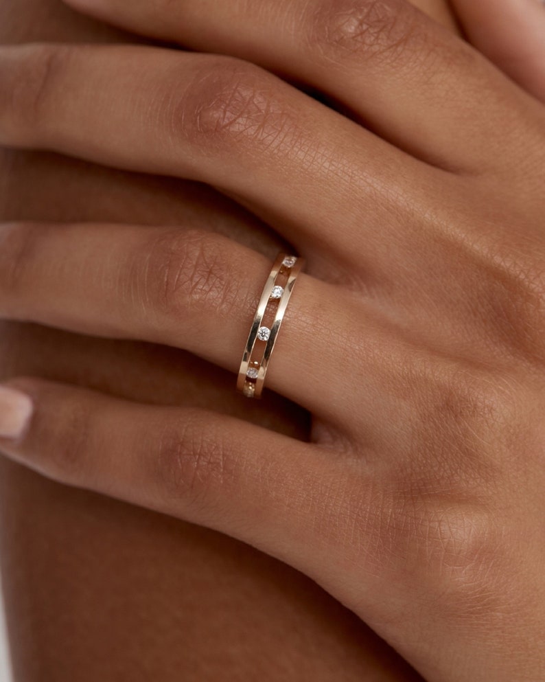 Brilliant Round Moissanite Promise Band