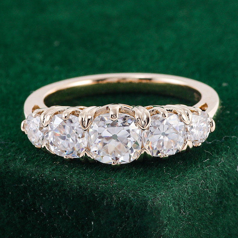 Brilliant Round Cut Moissanite Wedding Ring